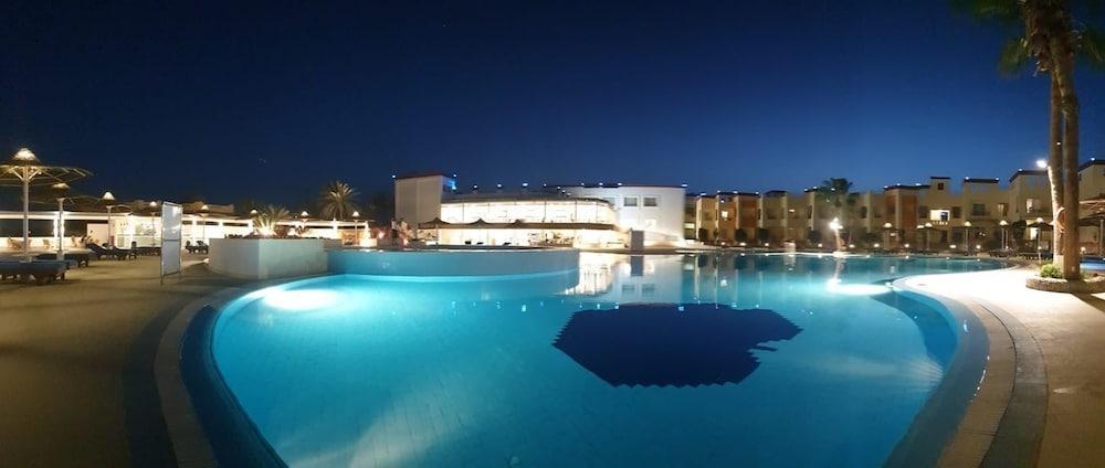 Blue Reef Red Sea Resort Marsa Alam Екстериор снимка